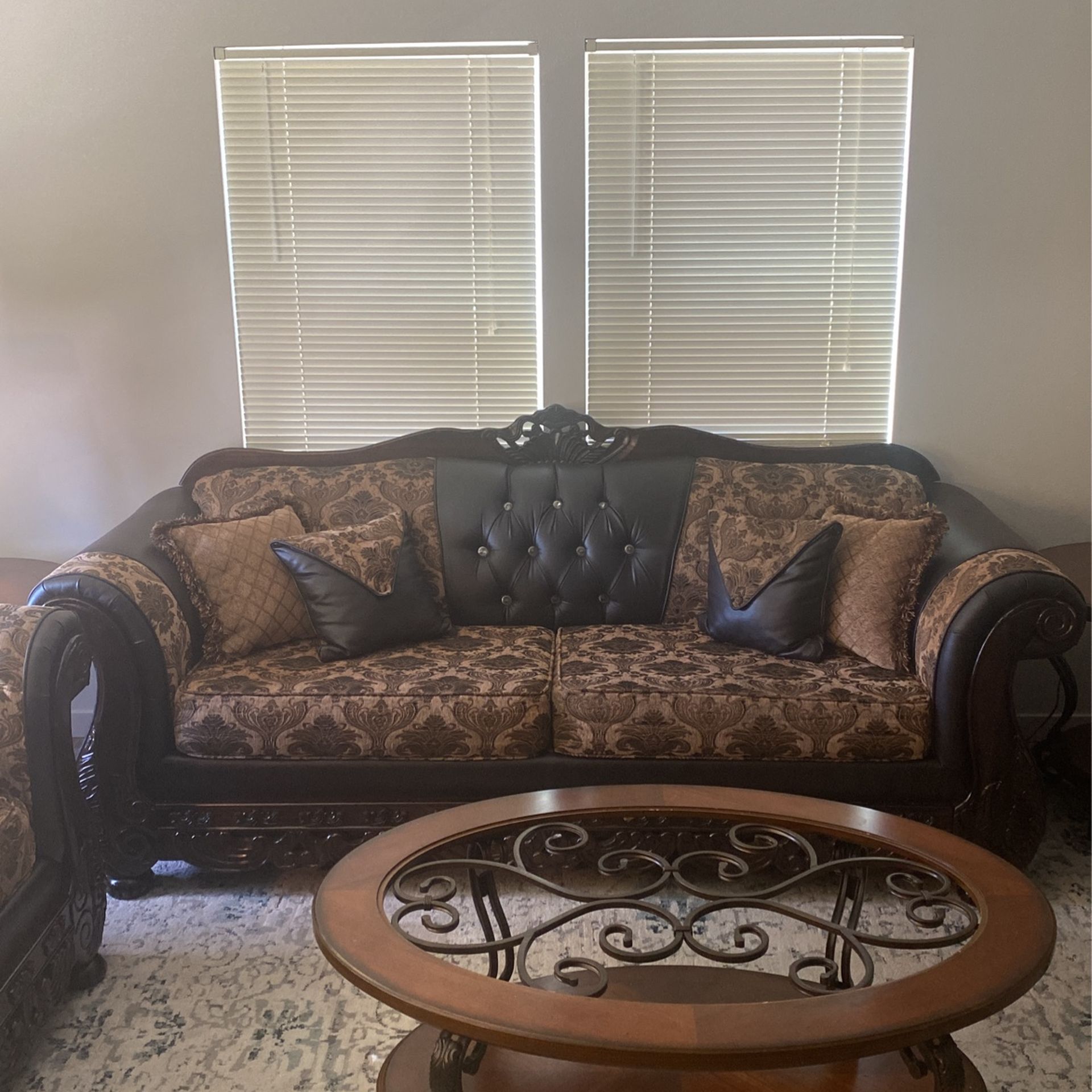 Sofa With Throw Pillows