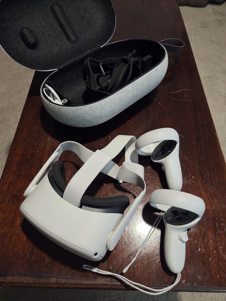 Oculus Meta Quest 2 VR Headset With Case