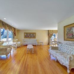 Elegant Vintage-Style Sofa Set (8 Pieces)