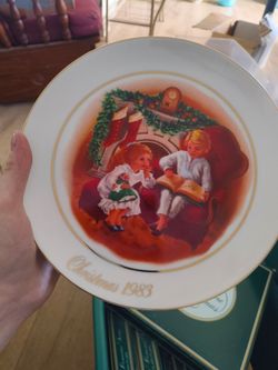 1983 Avon Christmas Memories Series Plate