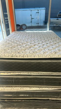 Queen Size Mattress  Firm Pillow Top (Floor Model) 