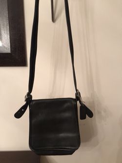 Black leather authentic Coach purse excellent like new condition!