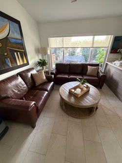 Selling 2 piece Leather Sofa (Like new)