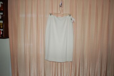 LIZ CLAIBORNE DRESS SKIRT WHITE NWT SZ 6 , 24 IN LONG.