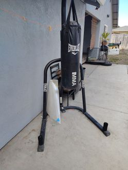 Heavy bag with stand