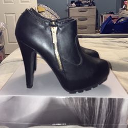 Women’s  Bootie shoes Size 8.5