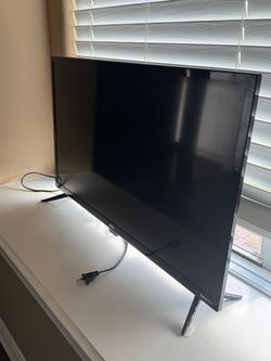 onn. Roku TV 33in LED 720p HD Flat Screen Smart TV w/ HDMI - Black