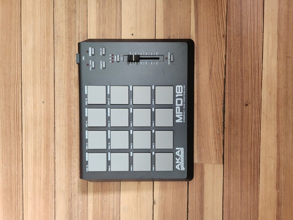 AKAI MPD18 PAD CONTROLLER