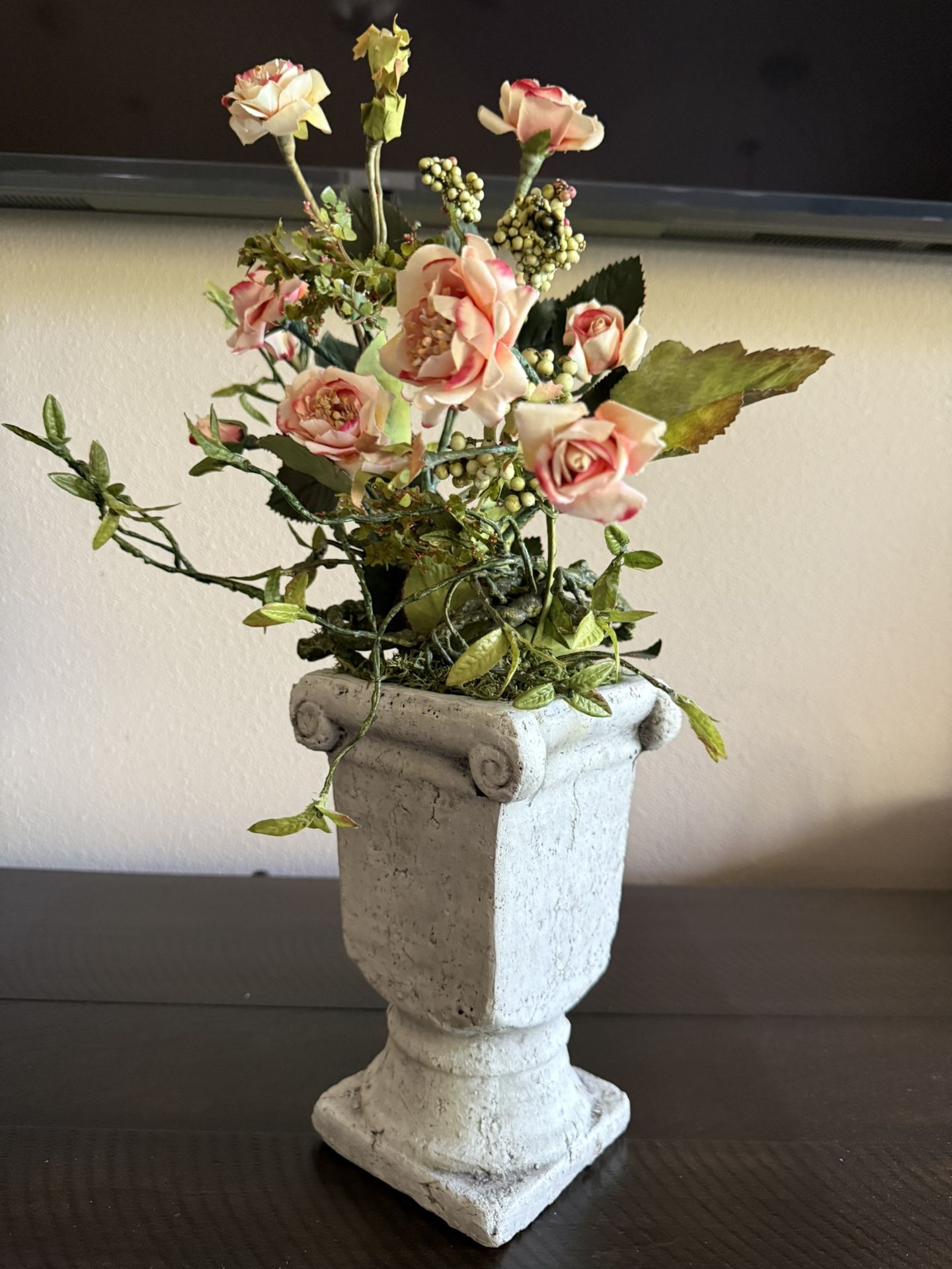 stone pot 9"x5.5" w/silk flowers all new material