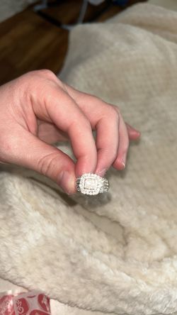 Engagement ring - 10k yellow gold -1ct diamond