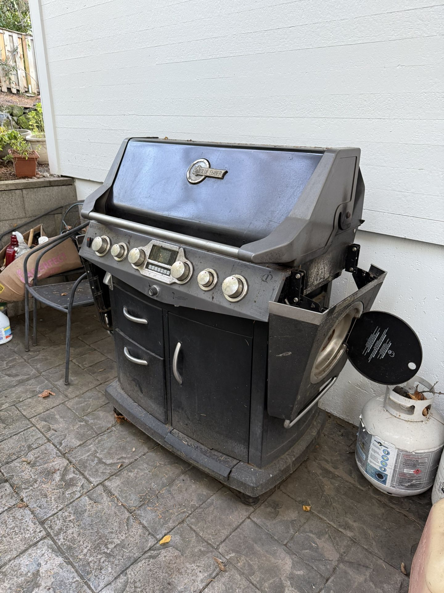 **FREE** Blue Ember Barbecue - Requires 2 People to Carry Down Stairs
