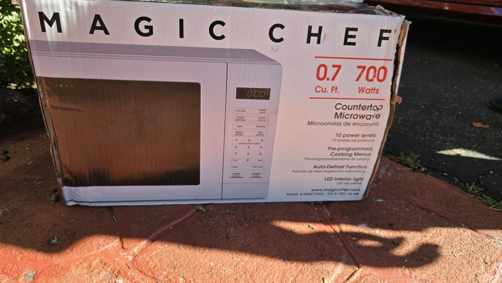 Magic Chef microwave for sale. Model- HMM770w2 new in box. Dented One Corner