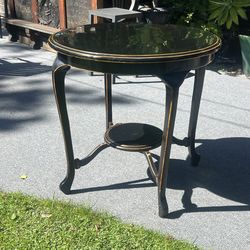 Vintage Black Lacquer Accent Table / Side Table – Gold Trim – 30” Round
