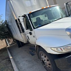06 international 4300 dt466 26ft with lift gate.