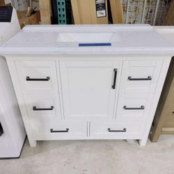 Brand New 42 in. W x 22 in. D Single Sink Bath Vanity in White with White Marble Top $699 