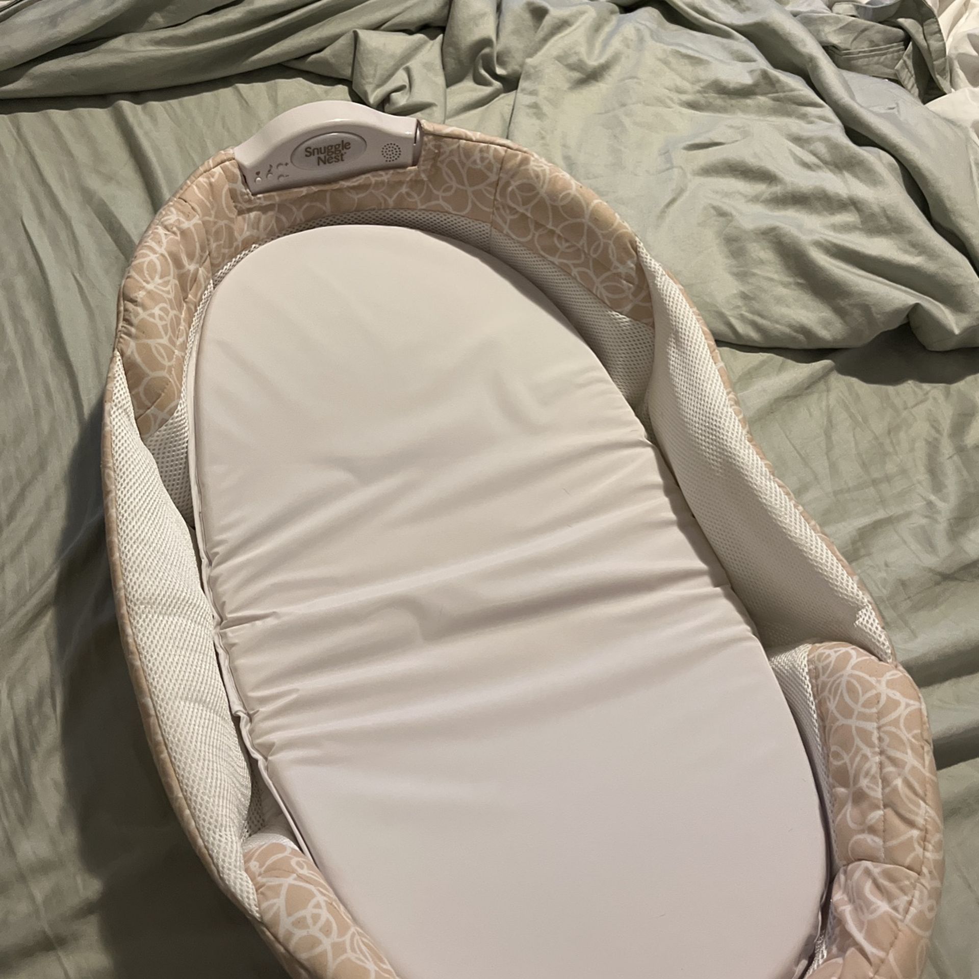Snuggle Nest Portable Bassinet 