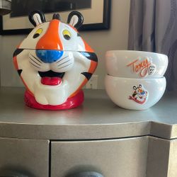 Vintage Tony Tiger Cookie Jar with two bowls 