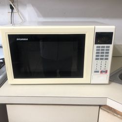 Very Good Condition Sylvania Microwave 