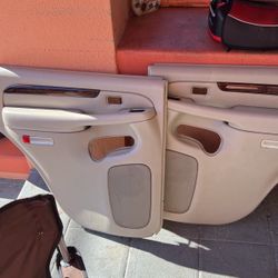 02-06 Gm SUV Passenger Door Panel 