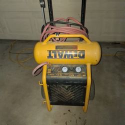 DWALT  4.5 GALLONS PORTABLE ELECTRIC AIR COMPRESOR