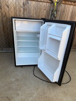 Magic Chef Mini Fridge / Compact Refrigerator With Freezer