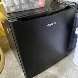 Small Portable Mini-Fridge 