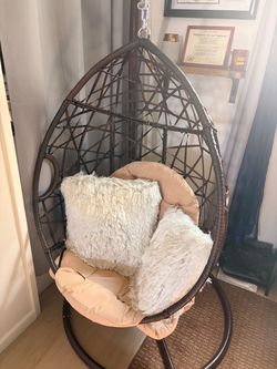 Outdoor/indoor swinging chairs