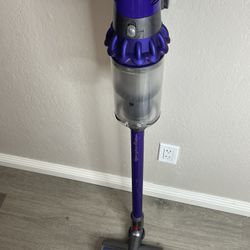 Dyson V10 Vacuum Stick Works Perfectly Great Battery- No Charger