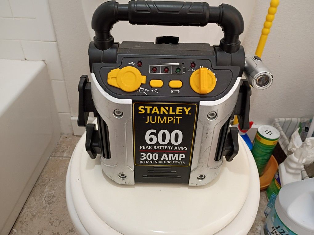 Stanley Jumping 600 Peak Battery 300 Amps