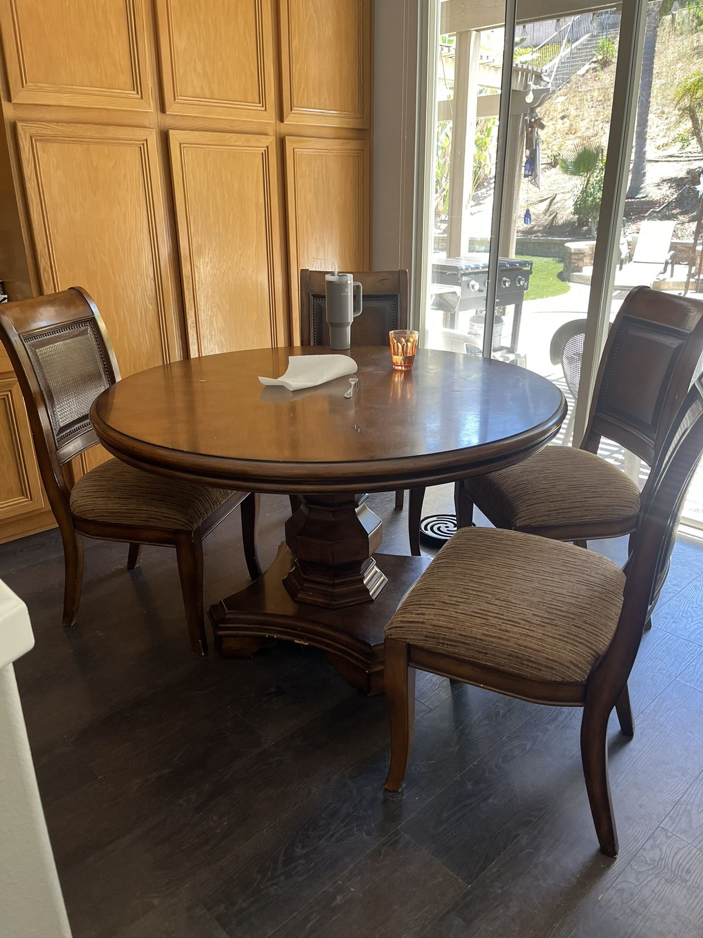 Round Table With Chairs
