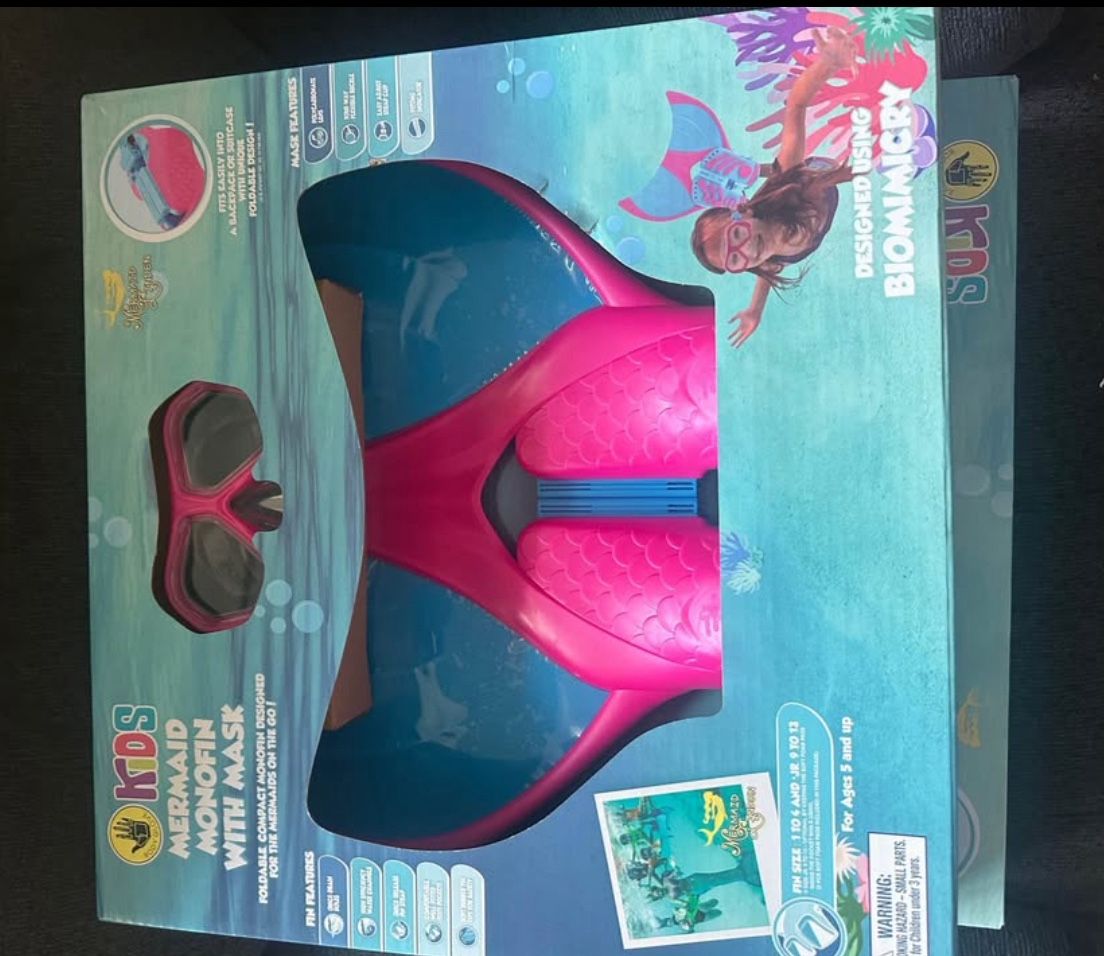 Mermaid Fins And Goggles