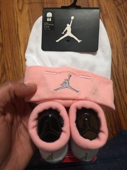 0-6 months old Pink+ White Beanie + Booties