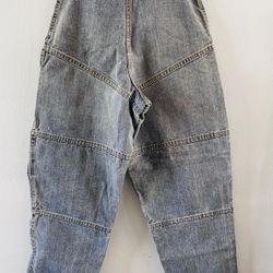 Rare 1983 vintage high waist guess jeans  -Gray acid wash- -tapered legs and snap pocket detailing-  This item is in excellent vintage condition 