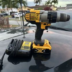 Dewalt 20 Vt Xr 4amp HammerDrill With Battery And Charger