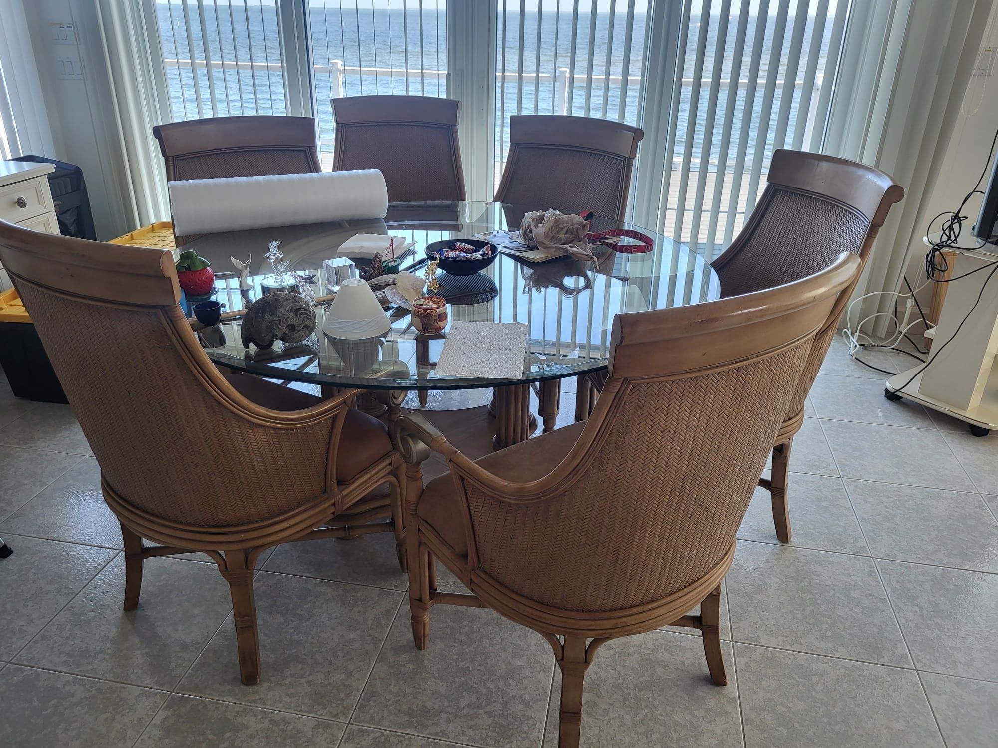 Round Dinner Table With 6 Chairs