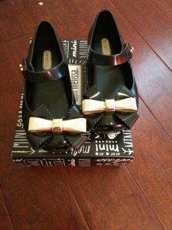 Mini Melissa black with gold bow size 8