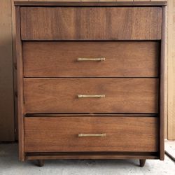 Vintage MCM bachelor chest dresser with small tapered legs