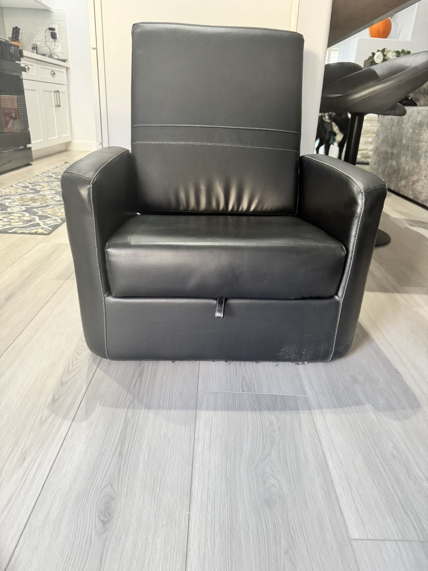 Black faux Leather Gamer Chair/Ottoman