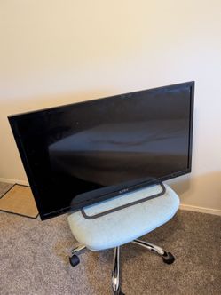 32" APEX TV w/ remote