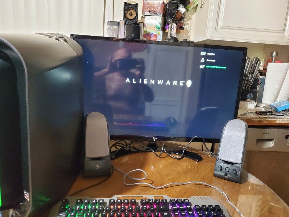 Dell Alienware Aurora R10 Complete Gaming System RGB Keyboard RGB Mouse And Powered Speakers 32 Gigs Of Ddr4 Memory
