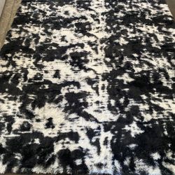 New 7’x10’ low shag black/white area rug (#199)