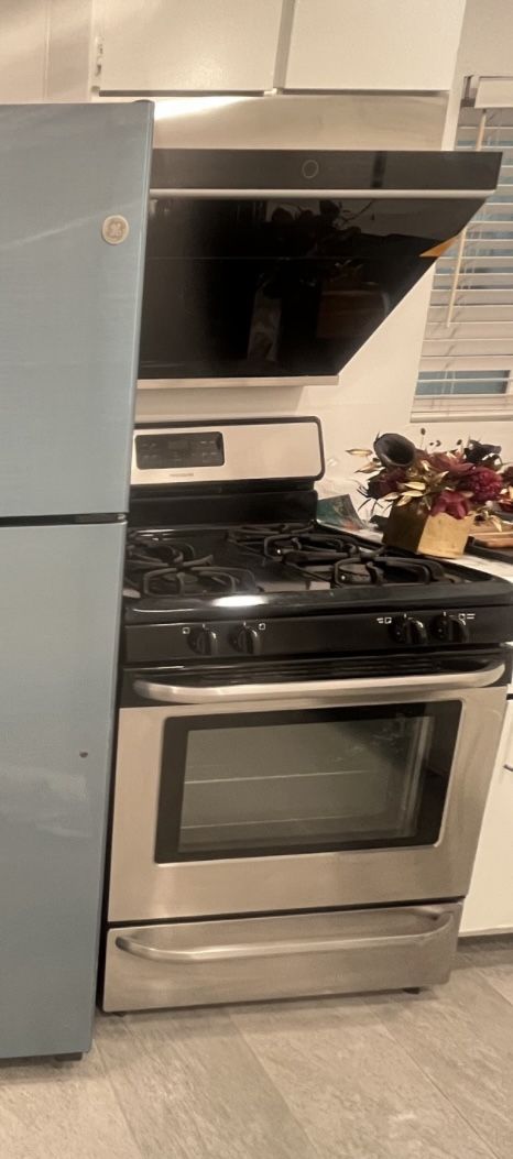 Frigidaire stove and oven combination + digital extractor hood