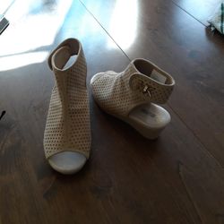NEW MICHAEL  KORS SHOES SIZE 3 $25.00.