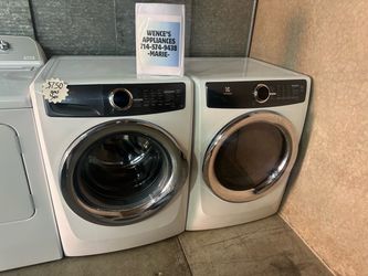 WHITE ELECTROLUX FRONT LOAD WASHER & GAS DRYER SET