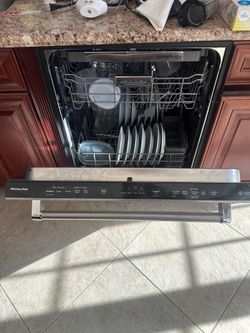 Kitchen aid 39 DBA 24 inch Dishwasher Model: KDTE334GPS