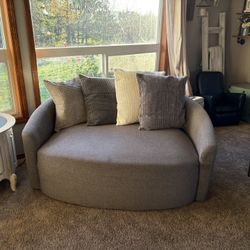 Swivel Snuggle Chair 