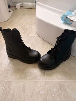 Some boots sz 8 in Womens