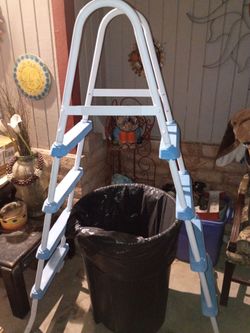 Above ground pool ladder