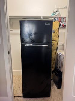 Magic Chef Black Top-Freezer Refrigerator
