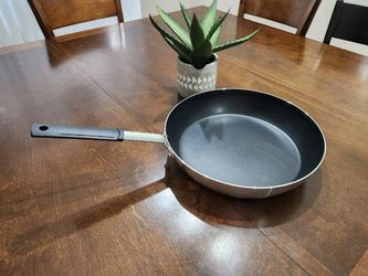 The Sedona Pro Chef Edition 13" Everyday Nonstick Sauté Fry Pan is a versatile cooking essential suitable for both electric and gas stoves.